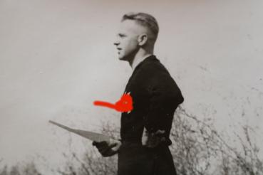 Preview: altes Foto - SS-Mann im Trainingsanzug ?? mit SS Runen und Soldaten in Uniform